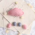 Handgefertigtes rosa Wolken-Hängeornament aus Wollfilz mit Wassertropfen, 10x9cm - Wolke-Rosa