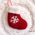 Mini roter Weihnachtsstrumpf aus Filz mit weißer Schneeflocken-Stickerei für die Dekoration - Roter Wollstiefel