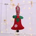 Roter Weihnachts-Filzanhänger in Glockenform mit Glöckchen und Stechpalmenblättern - Glocke Rot