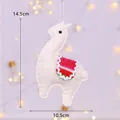 Weißes Filz-Alpaka Weihnachtsornament mit buntem gestricktem Sattel, 14,5x10,5 cm - Alpaka A-Weiß