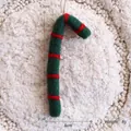 Handgefertigte rot-grüne Zuckerstange aus Filz als Weihnachtsdeko, 12x4cm Größe - Zuckerstange - Grün
