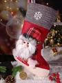 Decoratieve rode kerstsok met 3D-kerstman en sneeuwvlokdetails, afmeting 44x26 cm - 44x26cm / Sneeuwvlok Kerstman