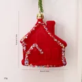 Roter beflockter Weihnachtsanhänger in Hausform mit bunten Perlen, Maße 9,5x8 cm - Haus / 9.5x8x4cm