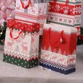 Set de 4 bolsas de regalo de Navidad medianas de papel con motivos de renos y copos de nieve - Estilo A (Tamaño Mediano) / Juego de 4
