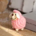 Charmante handgemaakte roze vilten schaap decoratie, 7,5 cm hoog en 5 cm breed - Mini Lam / 5*7.5cm / Roze