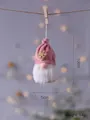 Rosa Plüsch-Weihnachtszwerg-Puppe als Hänger mit goldener Schneeflocke für Baumdeko - Rosa Mütze Wichtel