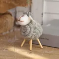 Charmante handgemaakte grijze vilten schaap voor kerstmis bureau decor, 11 cm hoog - Wollen Vilt Schaap / 7*11cm / Grijs