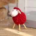 Handgemaakte rode vilt schaap figuur met houten poten voor kerst tafeldecoratie - Wollen Vilt Schaap / 7*11cm / Rood