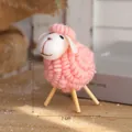 Schattig roze vilt schaap ornament met houten poten voor bureau decor - Wollen Vilt Schaap / 7*11cm / Roze