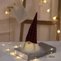 Leuchtender Weihnachtswichtel mit rot-schwarz kariertem Hut für die Dekoration - Rot-Schwarz Kariert mit Licht
