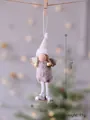 Niedliche lila Weihnachtsengel-Puppe zum Aufhängen mit silbernen Flügeln, 17 cm groß - Weißer Engel mit Spitzer Mütze