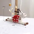 Bambola renna di Natale in feltro bianco fatta a mano con sella a pois rossi, lunga 22 cm - 22x12cm