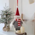 Adorabile mini angelo di Natale in maglia con cappello rosso e sciarpa a righe - Grigio Gnomo di Natale