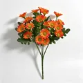 Vue détaillée de marguerites oranges artificielles avec feuilles vertes réalistes. - Camomille à 7 Branches / Orange