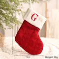 Rote und weiße gestrickte Weihnachtssocke Anhänger mit dem bestickten Buchstaben G - Buchstabe G Stil
