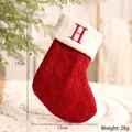 Gemütlicher rot-weißer Strick-Weihnachtsstrumpf mit festlich besticktem Buchstaben H Design - Buchstabe H Stil