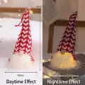 LED Weihnachtsgnom Plüschanhänger mit Tag- und Nacht-Lichteffekt-Vergleich - Rotes Herz Gnom mit Licht
