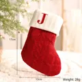 Rote und weiße gestrickte Weihnachtssocke mit besticktem Buchstaben J Ornament - Buchstabe J Stil