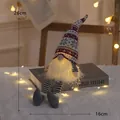 Leuchtende Weihnachtsgnom-Puppe mit Schneeflocken-Strickmütze, gestreiften Beinen, 26cm. - Hängende Beine Grauer Gnom mit Licht