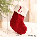 Roter gestrickter Weihnachtssocken mit Stickerei Buchstabe L zur Dekoration - Buchstabe L