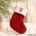Roter und weißer gestrickter Weihnachtsstrumpf mit gesticktem Buchstaben M 17x13cm - Buchstabe M