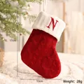 Roter und weißer gestrickter Weihnachtssocken mit besticktem Buchstaben N-Anhänger - Buchstabe N Stil