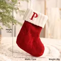 Rot-weißer gestrickter Weihnachtssocken mit besticktem Buchstaben P, festliche Deko - Buchstabe P Stil
