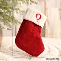 Rot-weißer gestrickter Weihnachtssocken-Anhänger mit roter Buchstaben-Q-Stickerei-Detail - Buchstabe Q Stil