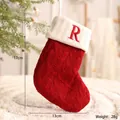 Festlicher rot-weißer Strick-Weihnachtsstrumpf mit besticktem Buchstaben R Detail - Buchstabe R
