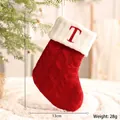 Roter und weißer gestrickter Weihnachtssocke mit besticktem Buchstaben T als Dekoration - Buchstabe T Stil