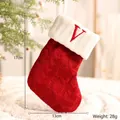 Handgefertigte rot-weiße Strick-Weihnachtssocke mit aufgesticktem Buchstaben V Dekor - Buchstabe V Stil