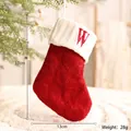 Roter und weißer gestrickter Weihnachtsstrumpf mit Buchstaben W für Weihnachtsdeko - Buchstabe W Stil