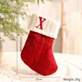 Gemütlicher rot-weißer gestrickter Weihnachtssocken-Anhänger mit roter Buchstaben-Stickerei X - Buchstabe X Stil