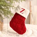 Rote und weiße gestrickte Weihnachtssocke mit Z-Stickerei für Baumschmuckdekoration - Buchstabe Z Stil