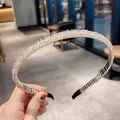 Gedetailleerde close-up van het sprankelende kristallen strass-ontwerp van deze elegante haarband - Wit