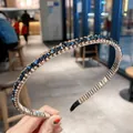 Detailopname van een modieuze kristallen strass-hoofdband met antislip metalen frame - Marineblauw