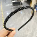Détail des perles de cristal noir facettées sur le serre-tête élégant. - Noir