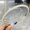 Détail d'un serre-tête étincelant orné de perles de cristal avec monture en métal argenté - Tout Blanc
