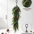 Künstlicher 63 cm langer Weihnachtszweig mit roten Beeren für die Wanddekoration - 63cm / Grasgrüne Kiefer mit Roten Beeren