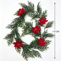 Ghirlanda natalizia artificiale con aghi di pino verdi e fiori di stelle di Natale - Verde Sfumato e Fiori Rossi
