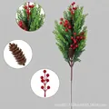 Ramo di pino artificiale con bacche rosse e pigna per le tue decorazioni natalizie - Pino e cipresso / 47cm