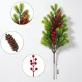 Ramo di pino artificiale con bacche rosse e pigne per decorazioni natalizie fai da te. - Ago di Pino Doppio Verde a Tre Punte / 48cm