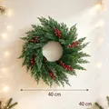 Elegante ghirlanda natalizia artificiale in pino Norfolk da 40cm con bacche e pigne - Stile Bacche Rosse e Pigne / Misura 40cm