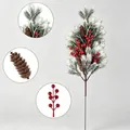 Ramo di pino natalizio artificiale con bacche rosse e pigne per decorazioni DIY - Ago di Pino Cedro a Tre Punte / 48cm