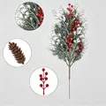Künstlicher Weihnachtszweig mit roten Beeren, Zapfen und verschneiten Kiefernadeln - 8-zackige Zeder Kiefernnadel