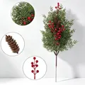 Detailansicht künstlicher Weihnachtskiefernzweig mit roten Beeren und Zapfen, 10cm Stiel - Große Zypresse