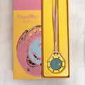 Lebhafte achteckige Quarz-Hängeuhr im Dopamin-Stil mit rosa Band in Geschenkbox - 黄粉有logo套盒