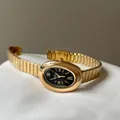 Primer plano de reloj vintage dorado para mujer con esfera negra ovalada - Correa Dorada Esfera Negra