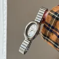 Détail d'une montre vintage ovale argentée pour femme avec bracelet à maillons - Cadran Blanc Argenté