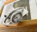 Primer plano de un reloj de pulsera ovalado plateado con números romanos blanco - Estilo Ovalado / Plata